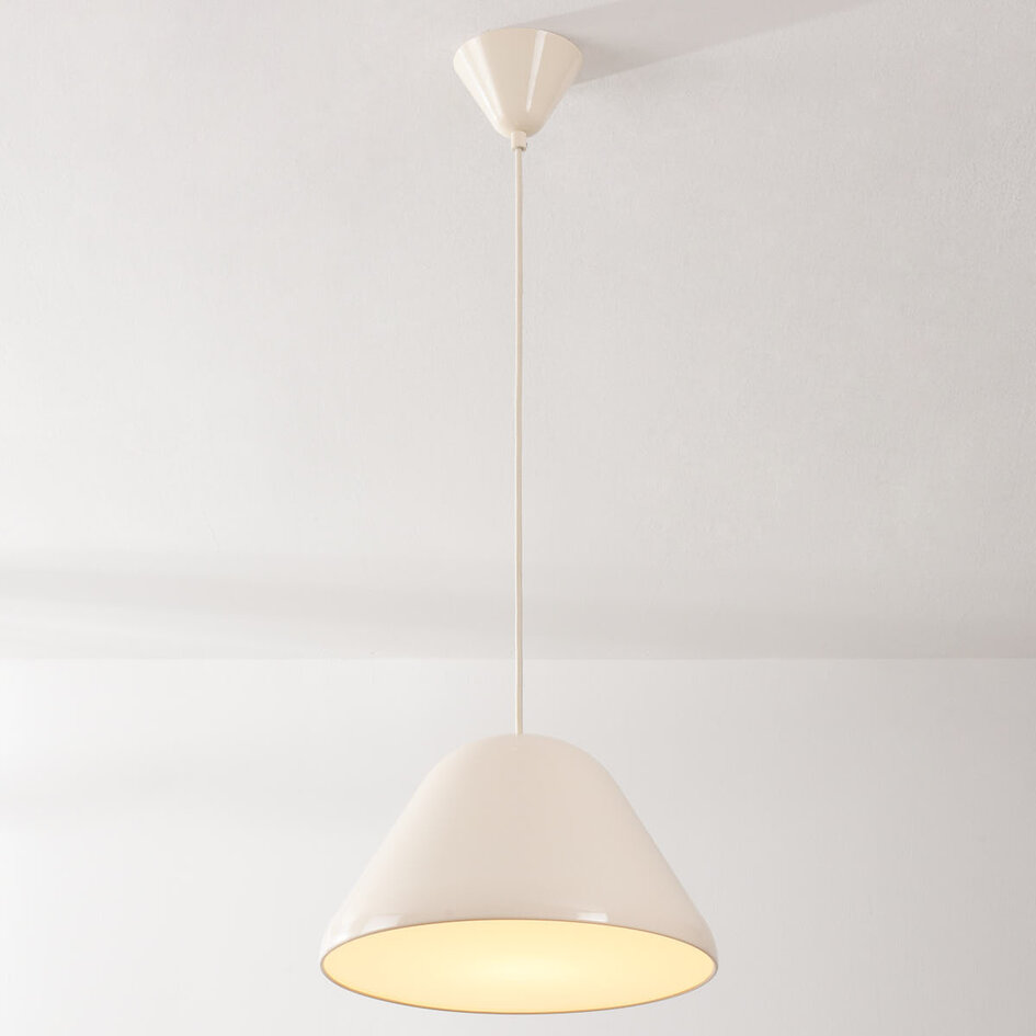 Pendellampa Calyx i blank ljusbeige med vit insida