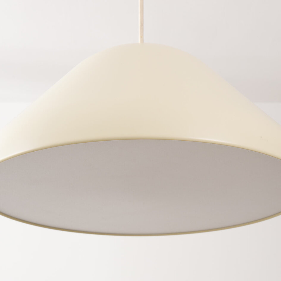Pendellampa Evara i blank ljusbeige med vit insida