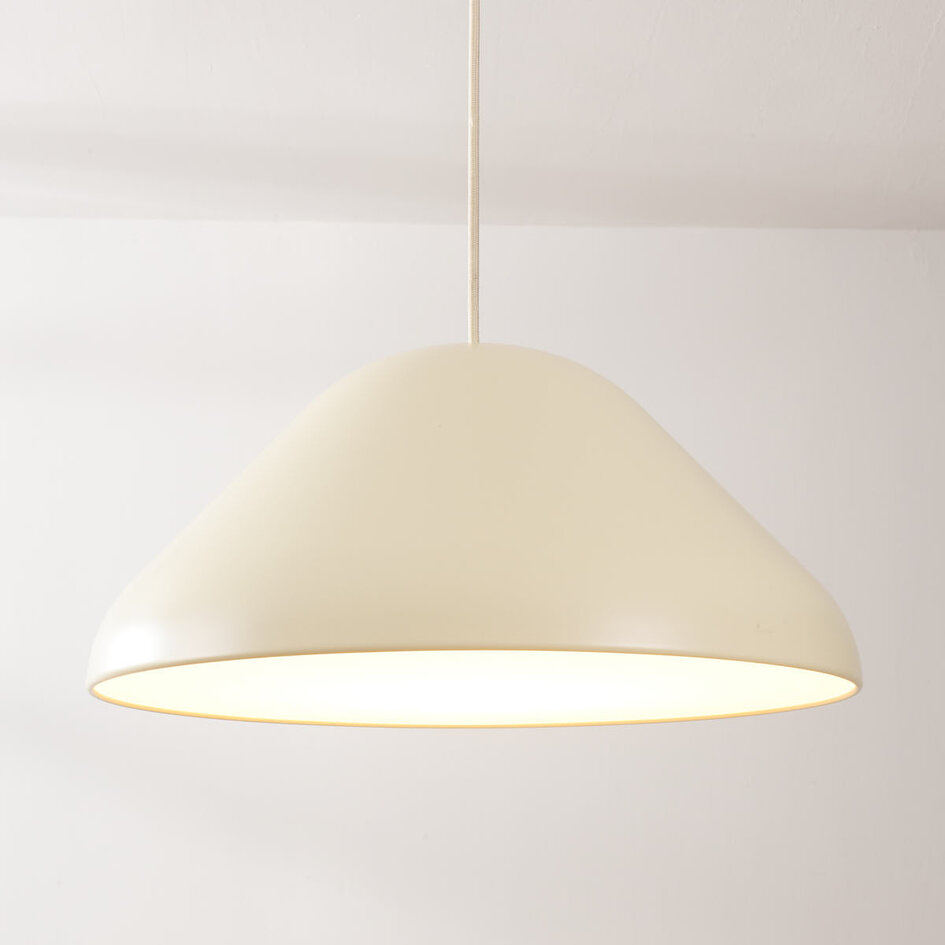 Pendellampa Evara i blank ljusbeige med vit insida