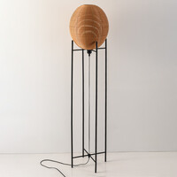 Svart golvlampa Alera med rottinglook