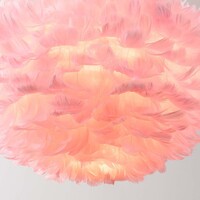 Designad pendellampa Pluma - mjukt rosa med fjädrar