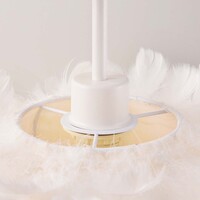 Elegant taklampa Roselle med vita fjädrar