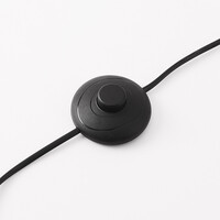 Designad golvlampa Evania med vita fjädrar och fot i guldmässing