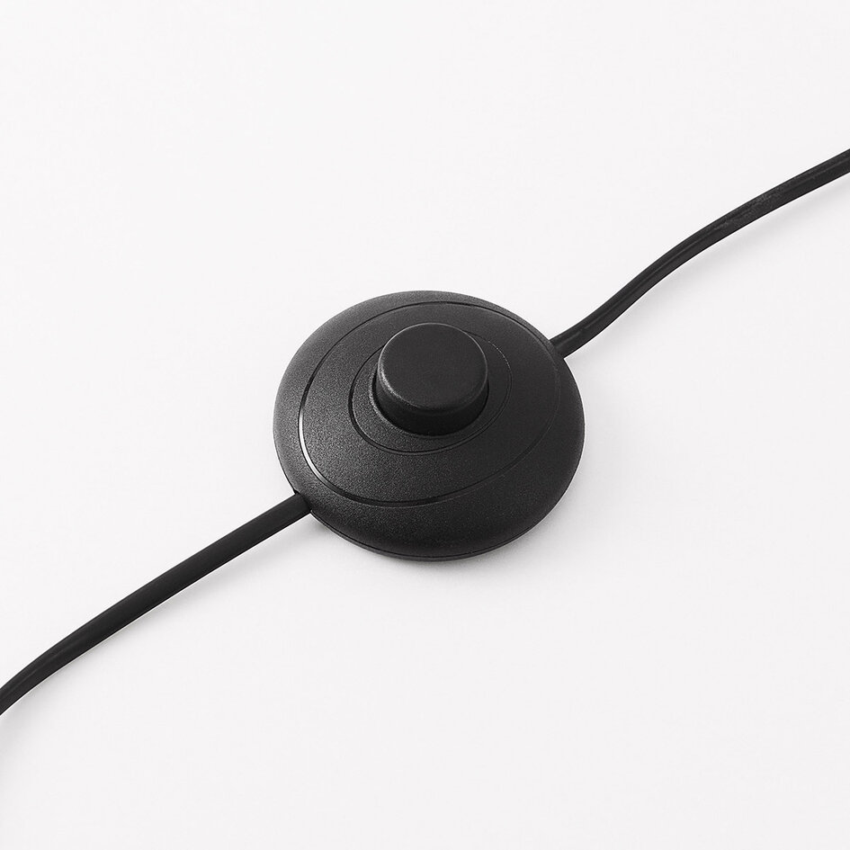 Designad golvlampa Evania med vita fjädrar och fot i guldmässing