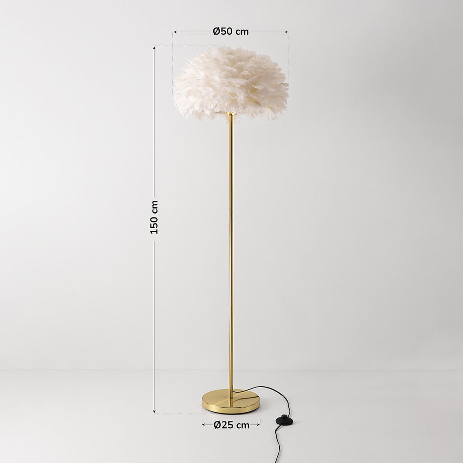 Designad golvlampa Evania med vita fjädrar och fot i guldmässing