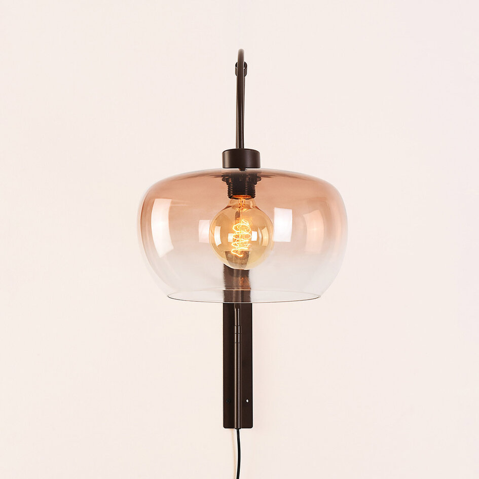Vägglampa Dasha - vridbar arm med brunt ombréglas