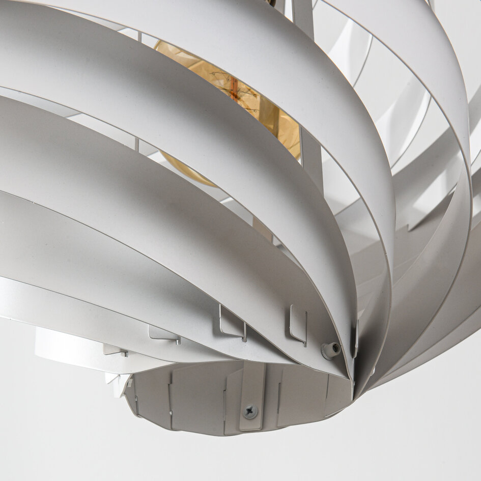 Pendellampa Perla - vit skiktad design i järn