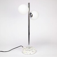 Bordslampa Pallon med två lampor och mjölkvitt glas - marmorlook