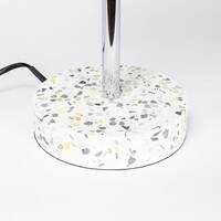 Bordslampa Pallon med två lampor och mjölkvitt glas - marmorlook