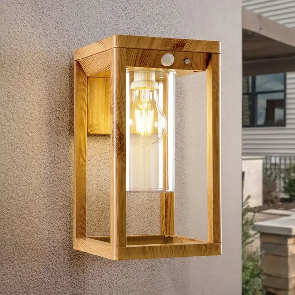 Solcellsdriven utomhusvägglampa Lumi med sensor - träutseende