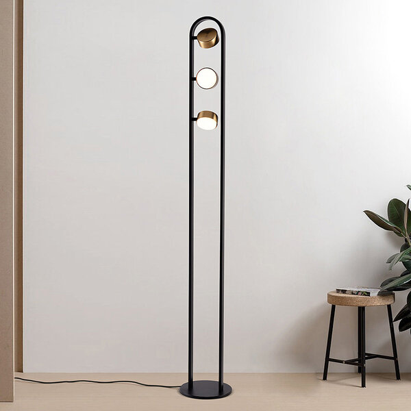 Golvlampa Terzo med tre vridbara spotlights i svart och guld