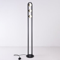 Golvlampa Terzo med tre vridbara spotlights i svart och guld