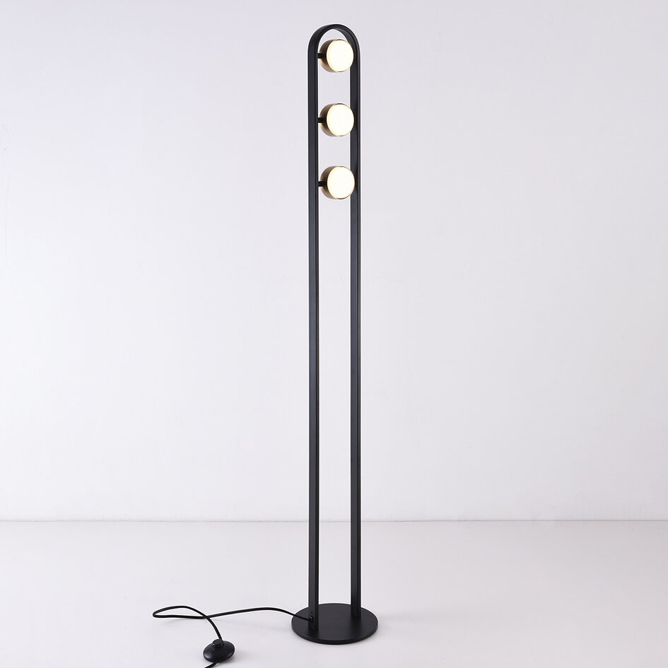 Golvlampa Terzo med tre vridbara spotlights i svart och guld