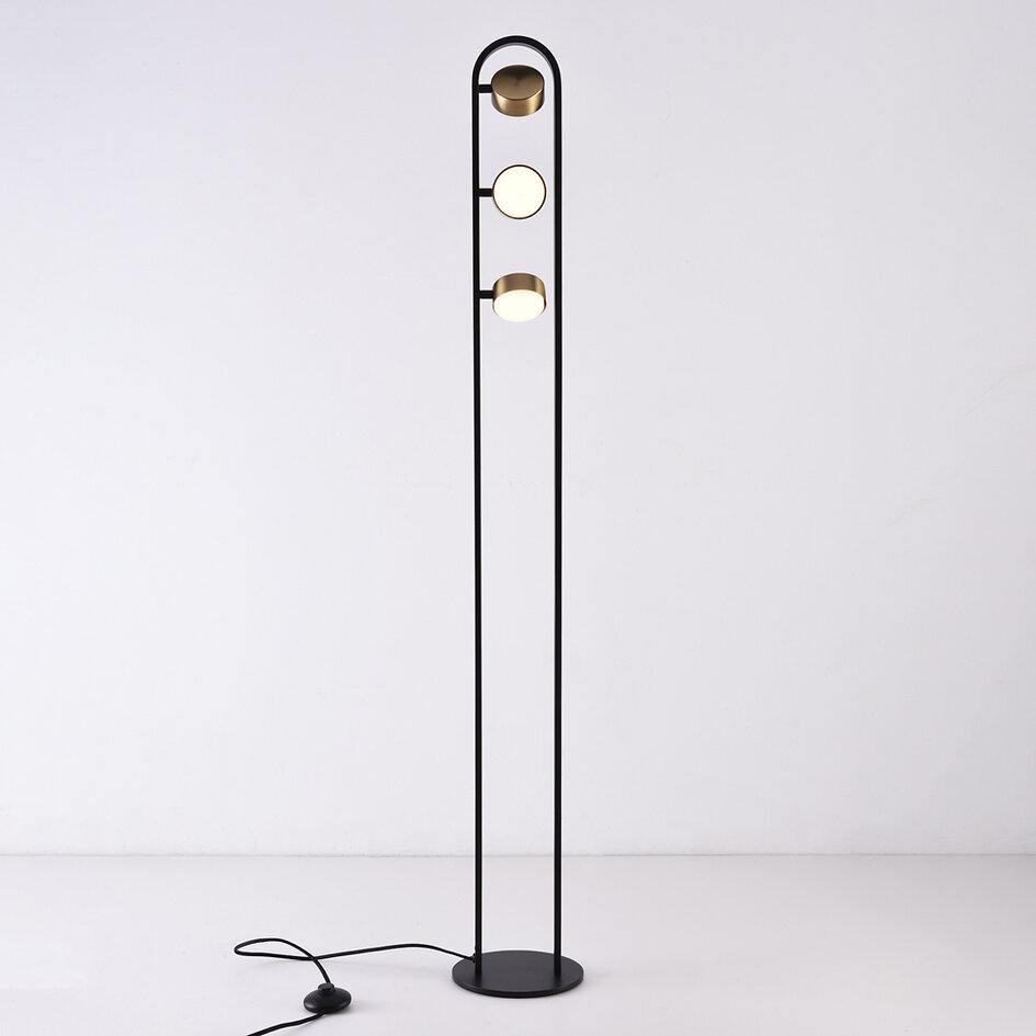 Golvlampa Terzo med tre vridbara spotlights i svart och guld