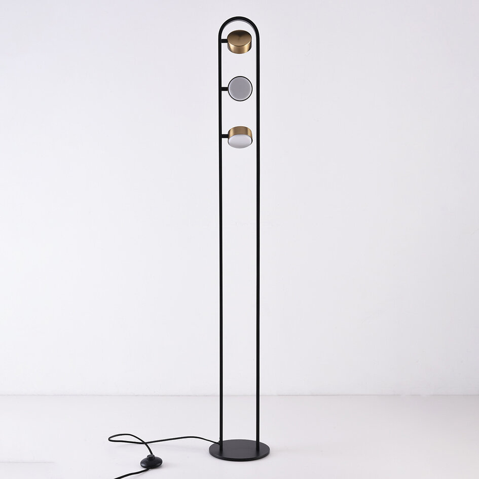 Golvlampa Terzo med tre vridbara spotlights i svart och guld