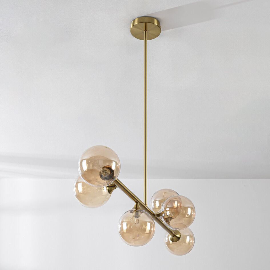 Pendellampa Aster med sex lampor - guld med amberfärgade glaskulor