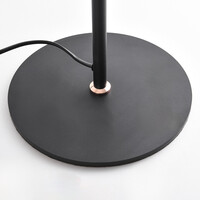 Golvlampa Kisho med 2 spotlights i svart med gulddetaljer