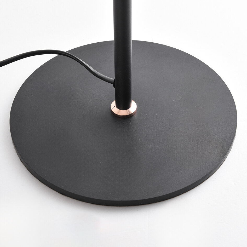 Golvlampa Kisho med 2 spotlights i svart med gulddetaljer