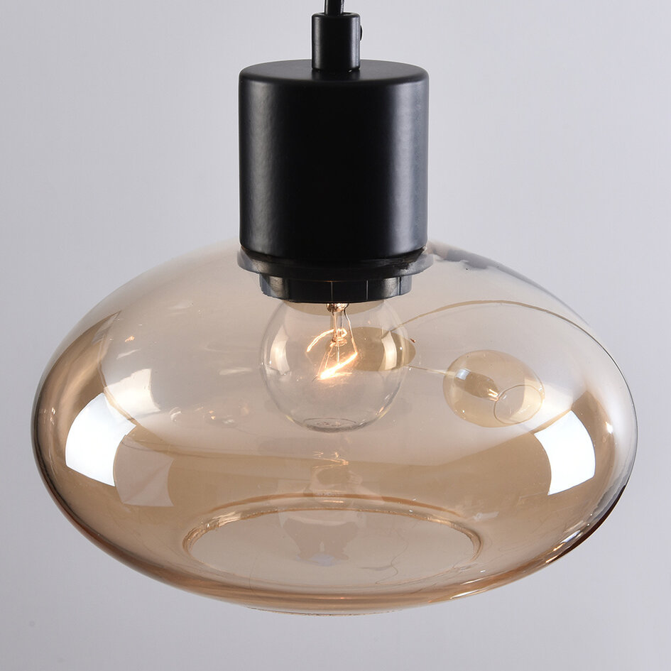 Pendellampa Vere med tre lampor - amberfärgat glas och svart