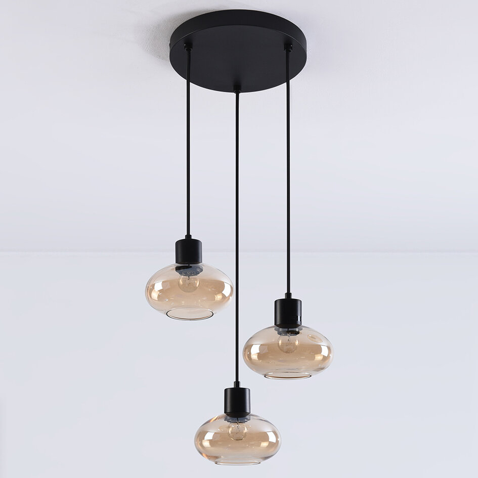 Modern pendellampa Vida med tre lampor - amberfärgat glas och svart