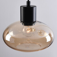 Modern pendellampa Vida med tre lampor - amberfärgat glas och svart