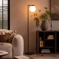 Modern golvlampa Anello i svart med mjölkvit kula