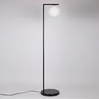 Modern golvlampa Anello i svart med mjölkvit kula