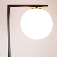 Modern golvlampa Anello i svart med mjölkvit kula