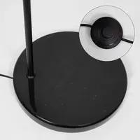 Modern golvlampa Anello i svart med mjölkvit kula