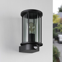 Utomhusvägglampa Pax med rökglas och sensor - svart