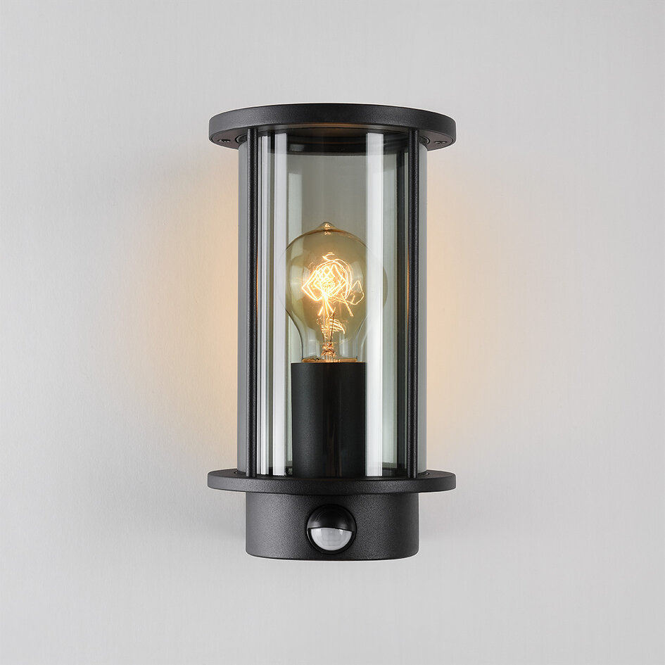 Utomhusvägglampa Pax med rökglas och sensor - svart