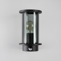 Utomhusvägglampa Pax med rökglas och sensor - svart