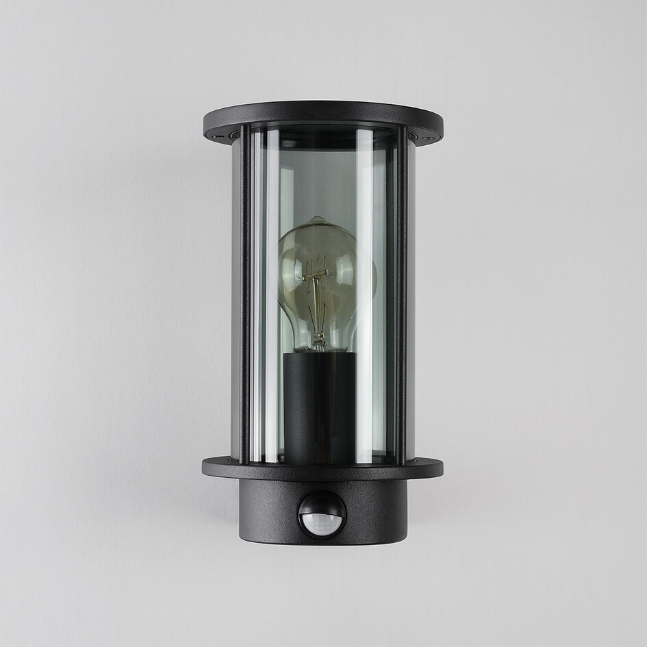 Utomhusvägglampa Pax med rökglas och sensor - svart