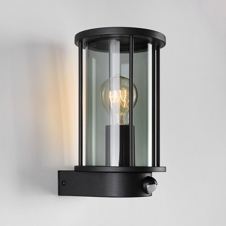 Utomhusvägglampa Pax med rökglas och sensor - svart