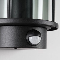 Utomhusvägglampa Pax med rökglas och sensor - svart