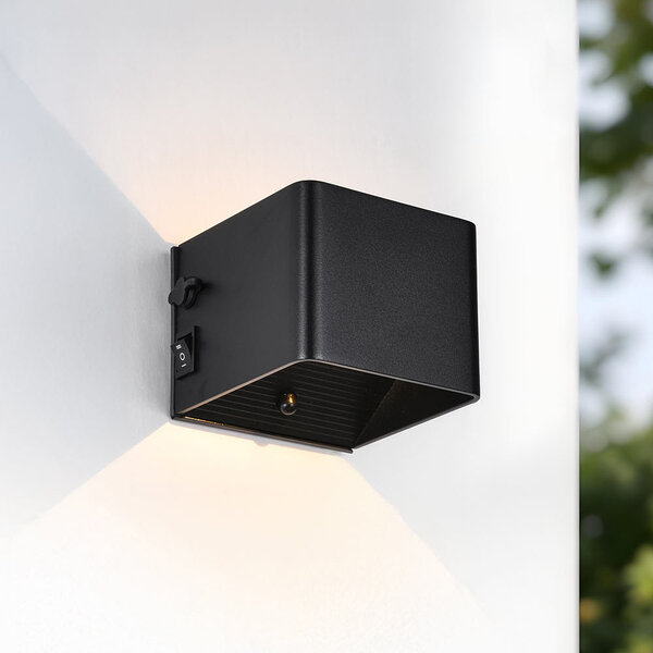Uppladdningsbar utomhusvägglampa Pila med sensor och integrerad LED