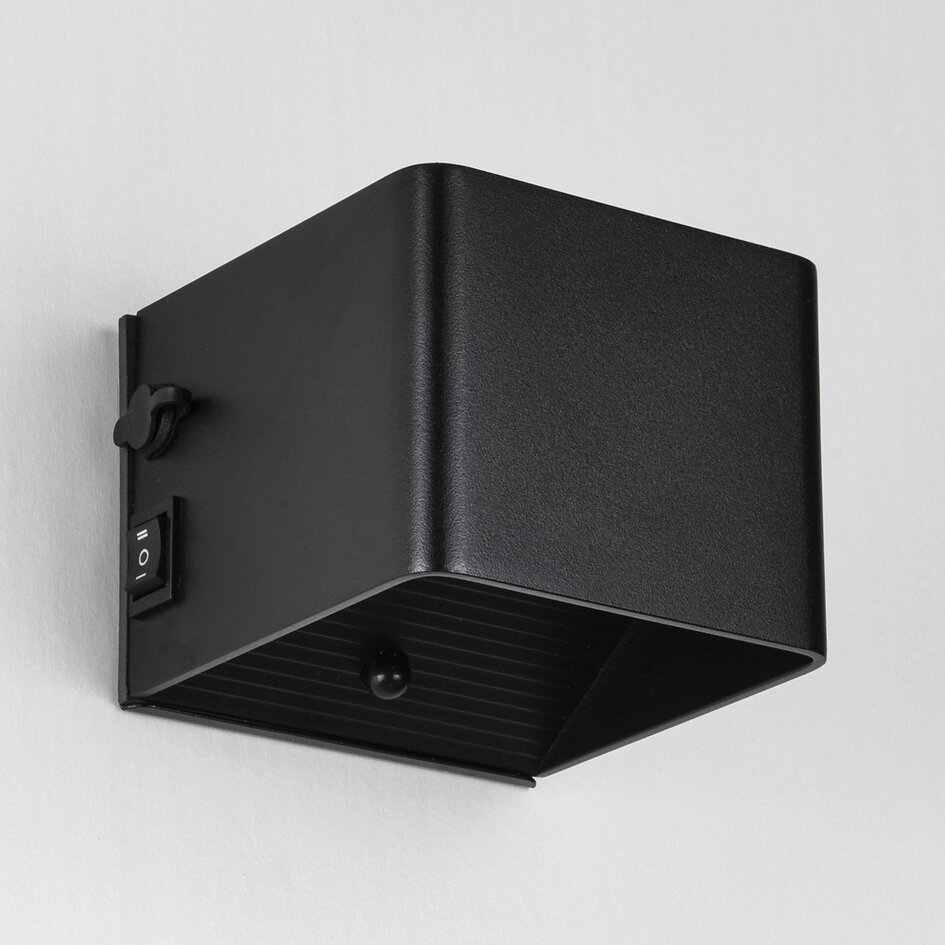 Uppladdningsbar utomhusvägglampa Pila med sensor och integrerad LED