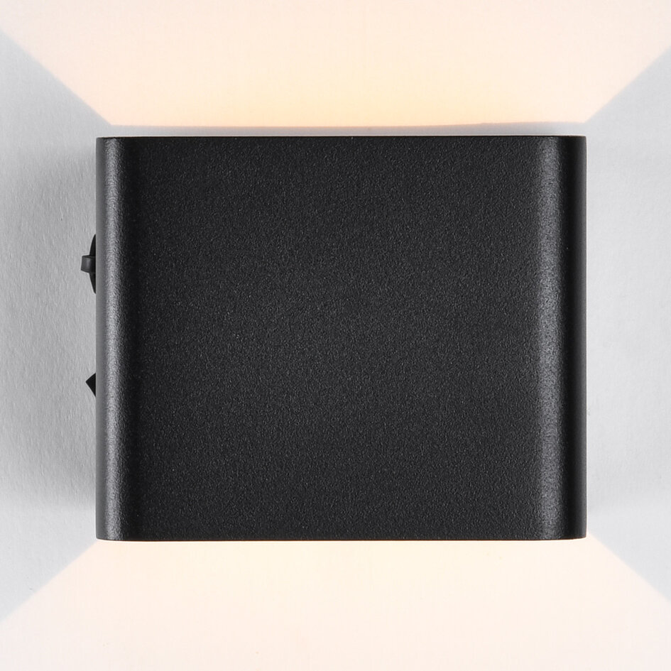 Uppladdningsbar utomhusvägglampa Pila med sensor och integrerad LED
