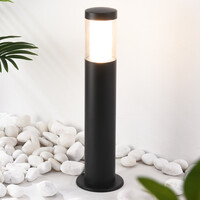 Stående utomhuslampa Leandre med mjölkvit kupa - 44 cm svart med integrerad LED