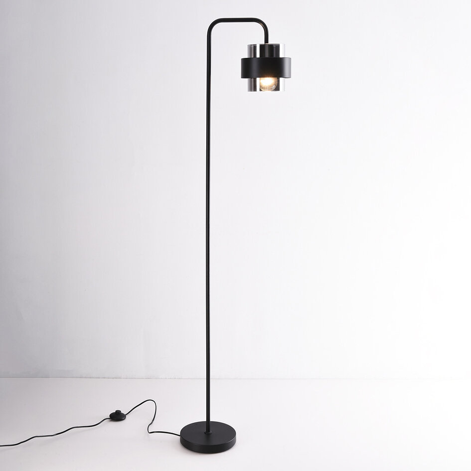 Svart golvlampa Fyke i rökgrått glas