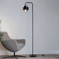 Svart golvlampa Fyke i rökgrått glas