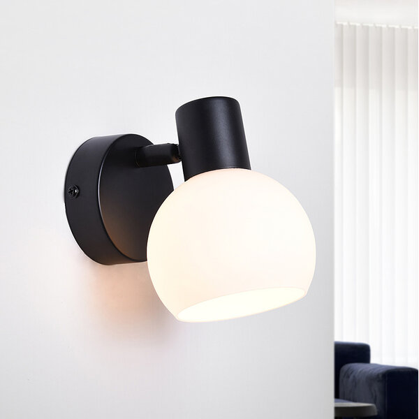 Väggspotlight med mjölkvitt glas - Pilou