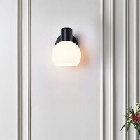 Väggspotlight Pilou - mjölkvitt glas och svart