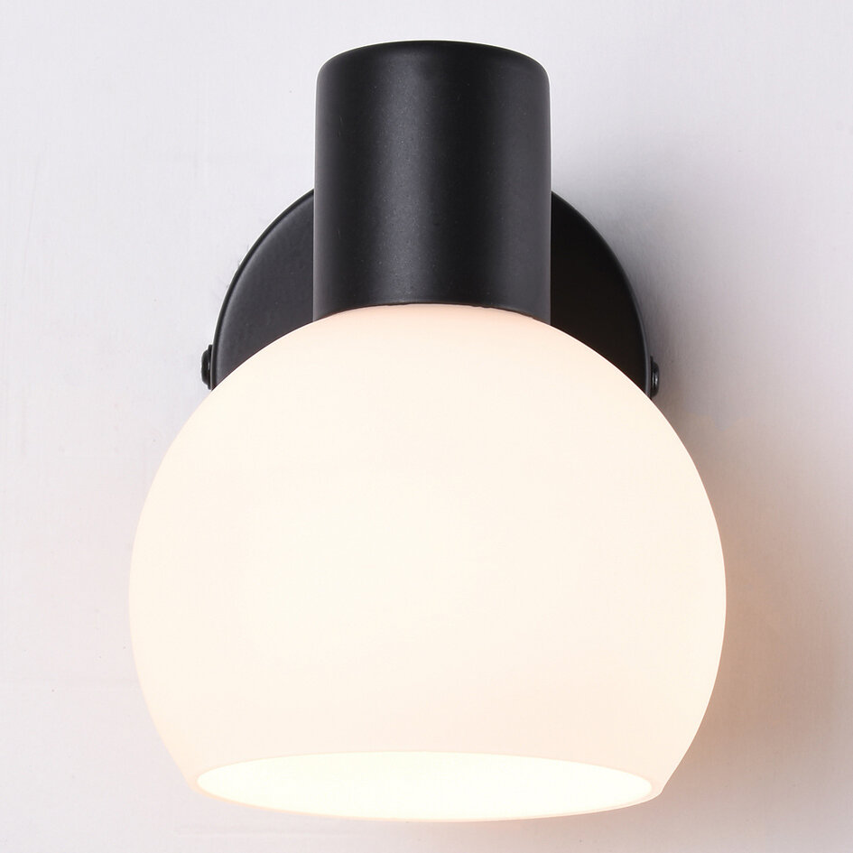 Väggspotlight Pilou - mjölkvitt glas och svart