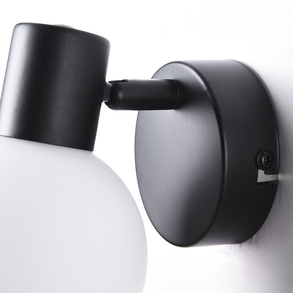 Väggspotlight Pilou - mjölkvitt glas och svart