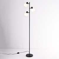 Golvlampa Pieta med tre lampor i svart med mjölkvitt glas - vridbar