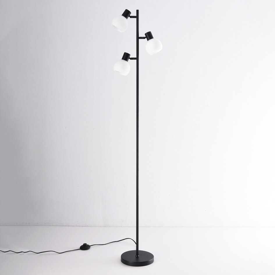Golvlampa Pieta med tre lampor i svart med mjölkvitt glas - vridbar