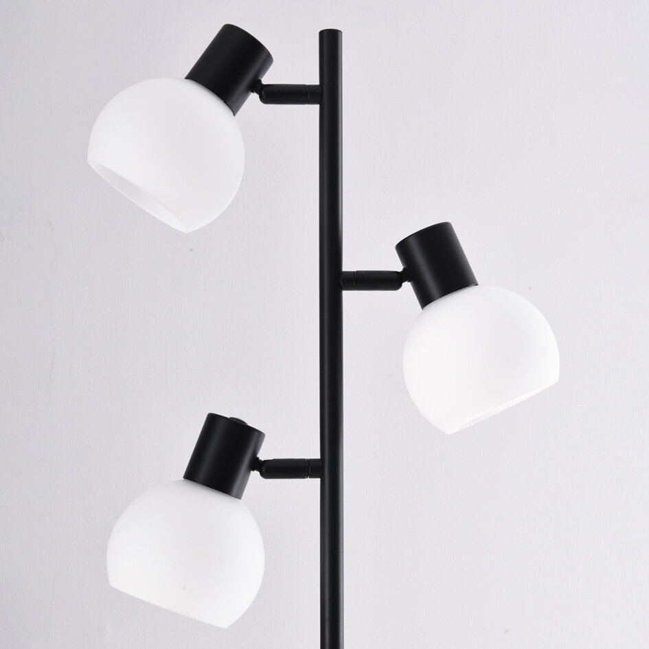 Golvlampa Pieta med tre lampor i svart med mjölkvitt glas - vridbar