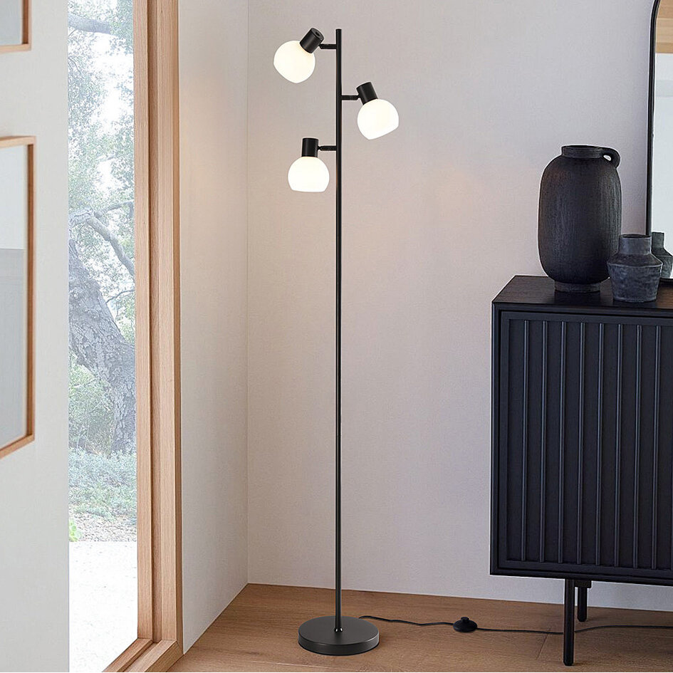 Golvlampa Pieta med tre lampor i svart med mjölkvitt glas - vridbar