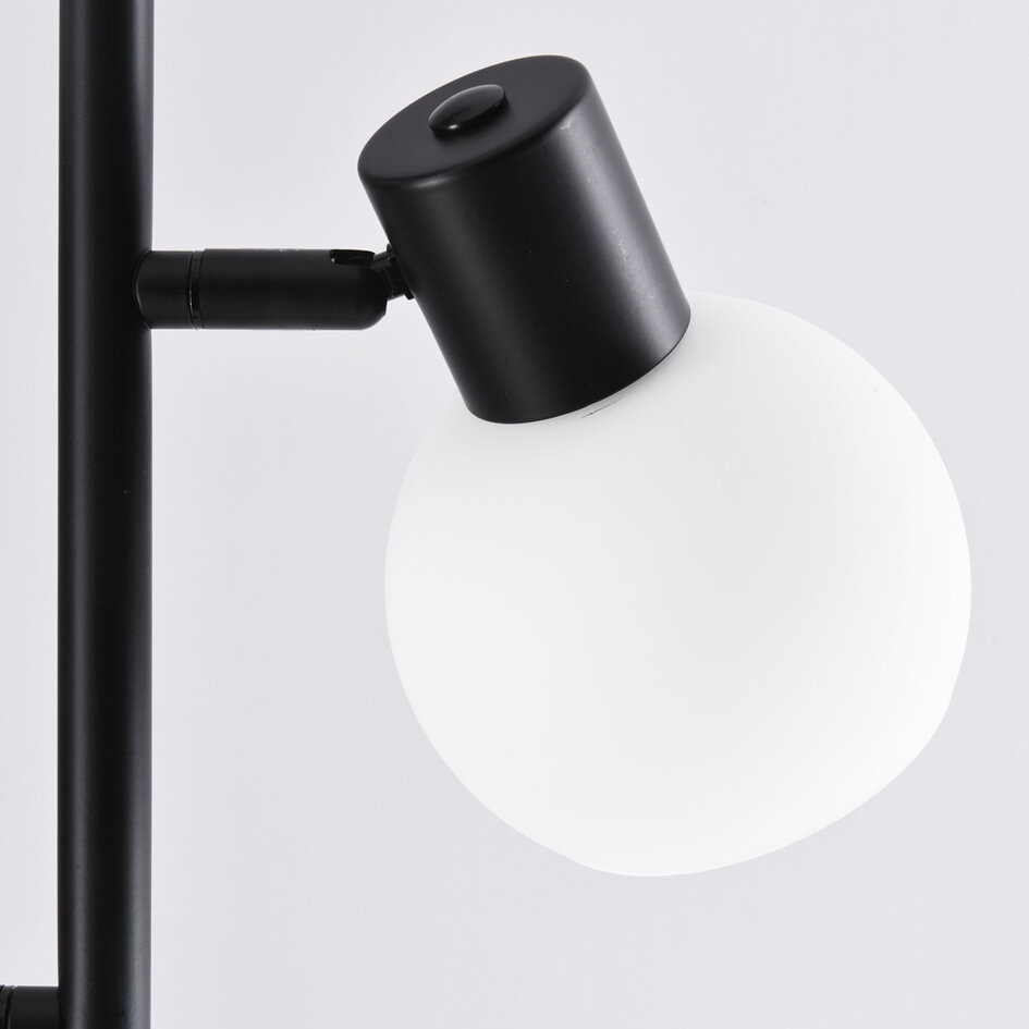 Golvlampa Pieta med tre lampor i svart med mjölkvitt glas - vridbar